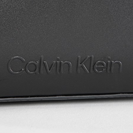 Calvin Klein - Camerahandtas 2555 zwart met logo in reliëf