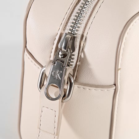 Calvin Klein - Bolso Cámara Mujer Esculpido Deboss 2726 Beige