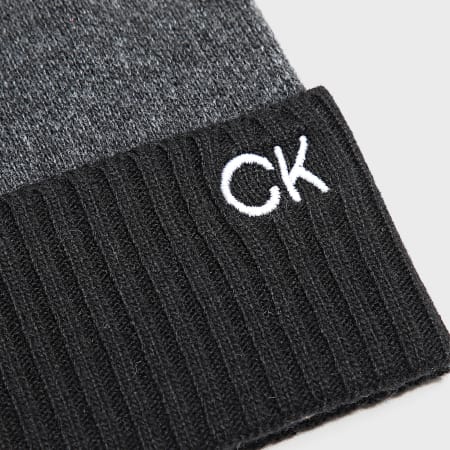 Calvin Klein - Monogram Beanie 2390 Zwart Houtskool Grijs Sjaal en Beanie Set