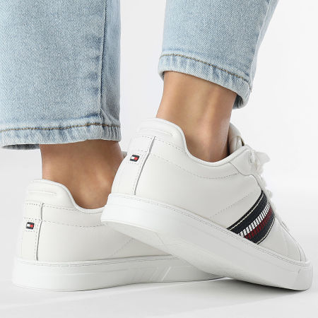 Tommy Hilfiger - Baskets Femme Icon Court Sneakers Stripes 8110 Ecru