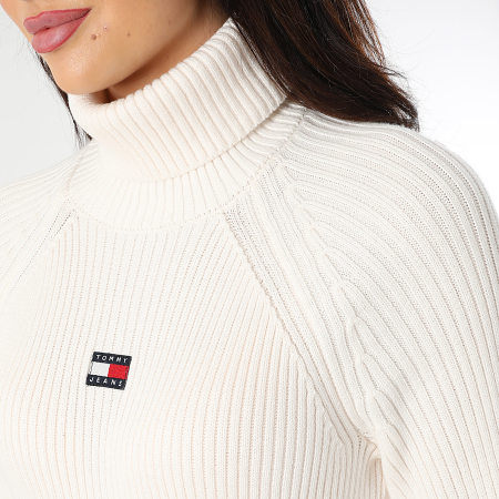 Tommy Jeans - Vestido largo con cuello alto y escudo 9815 Beige