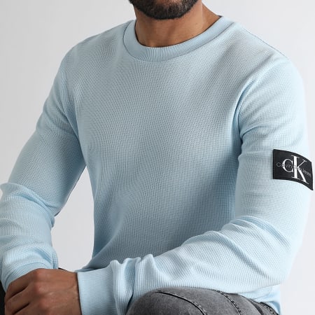 Calvin Klein - Sudadera Monogram Badge Waffle Crewneck 3485 Azul claro