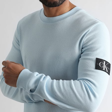 Calvin Klein - Sudadera Monogram Badge Waffle Crewneck 3485 Azul claro