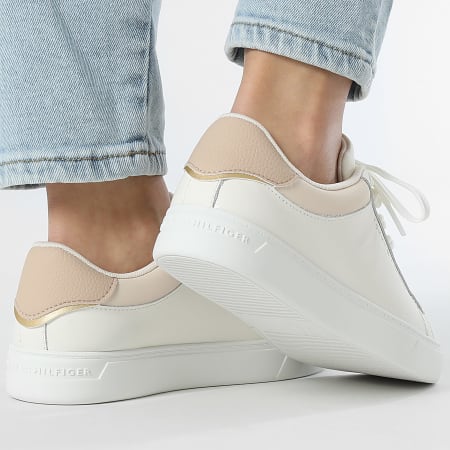 Tommy Hilfiger - Baskets Femme Essential Court Sneaker 8320 Sugarcane