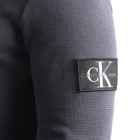 Calvin Klein - Sweat Crewneck Monogram Badge Waffle 3485 Gris Anthracite
