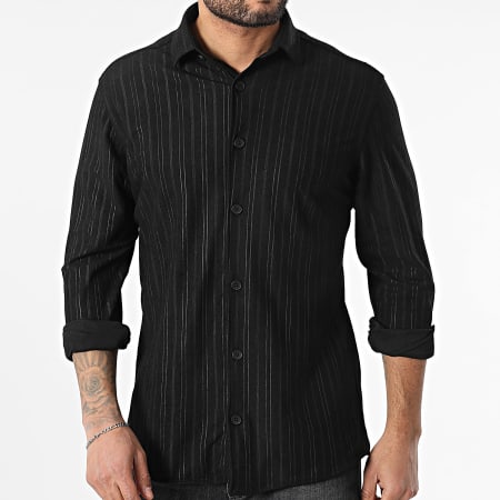 Camisa negra a rayas de manga larga