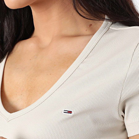 Tommy Jeans - Tee Shirt Col V Femme Slim Essential Rib 7385 Beige