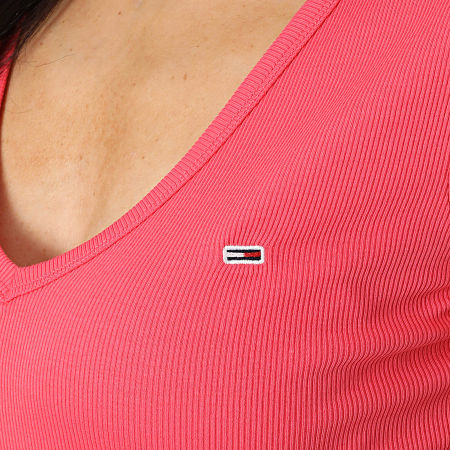 Tommy Jeans - Tee Shirt Col V Femme Slim Essential Rib 7385 Rose