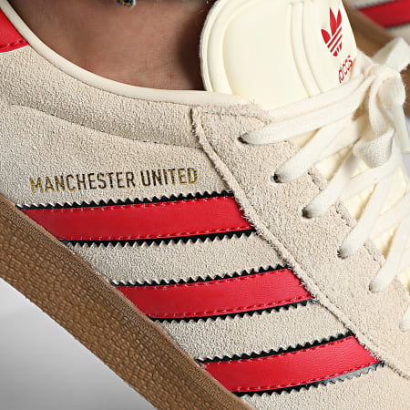 Adidas Originals - Baskets Gazelle Terrace Manchester United JS3040 Cream White Muf Red Core Black