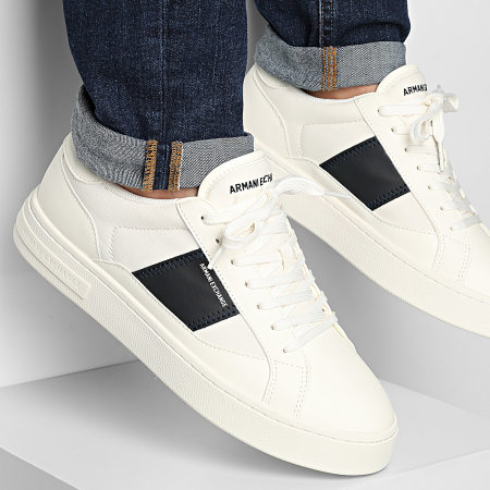 スニーカー ARMANI EXCHANGE Men Sneakers White XUX241XV911 U389 Armani Exchange - Sneakers XUX241-XV911 Off White Deep Navy