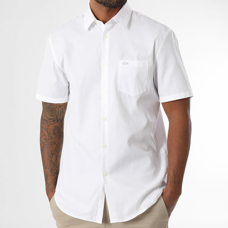 Lacoste - Camisa de Mangas Cortas con bolsillo Regular Fit Logo Bordado Cocodrilo Blanca