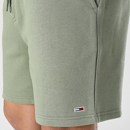 Tommy Jeans - Short Jogging Flag Beach 1931 Vert Kaki