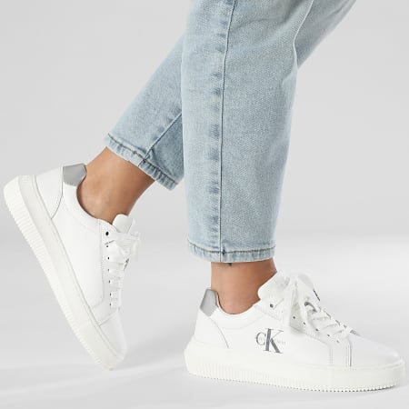 Calvin Klein - Zapatillas de mujer con suela gruesa de cuero plateado 1876 Bright White Silver