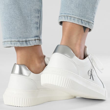 Calvin Klein - Zapatillas de mujer con suela gruesa de cuero plateado 1876 Bright White Silver