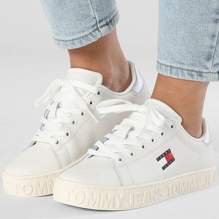 Tommy Jeans - Baskets Femme Logo Outsole Sneaker Essential 2703 Ecru Silver