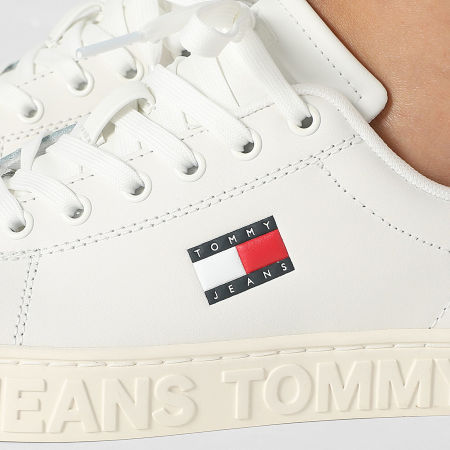 Tommy Jeans - Baskets Femme Logo Outsole Sneaker Essential 2703 Ecru Silver