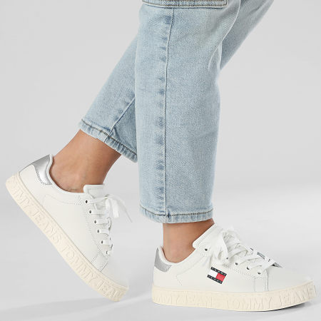 Tommy Jeans - Baskets Femme Logo Outsole Sneaker Essential 2703 Ecru Silver