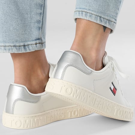 Tommy Jeans - Baskets Femme Logo Outsole Sneaker Essential 2703 Ecru Silver