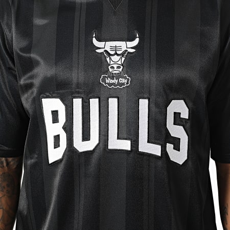 Mitchell and Ness - Stripe T-shirt NBA Striker Chicago Bulls TP10122 Zwart Bruin