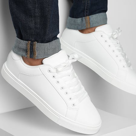 Une paires de Basket (genre stan smith) blanche pétante. Taille 41 ou 41 1/3. Peux importe la marque tant qu'elle peuvent ressembler à ca : 