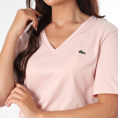 Lacoste - Tee Shirt Col V Femme Logo Brodé Crocodile Relaxed Fit Rose