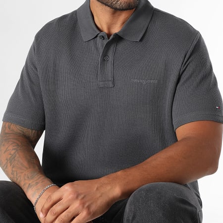 Tommy Jeans - Polo Manches Courtes Waffle Script 2415 Gris Anthracite