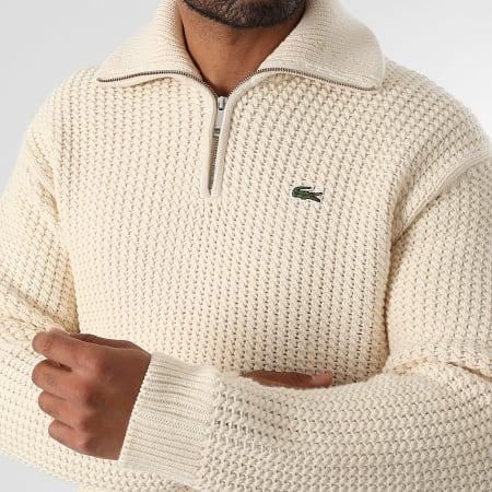 Pull beige en laine à fine broderie et jupe noire