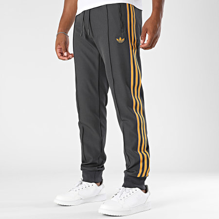 Adidas Originals - Pantalon Jogging A Bandes Manchester United FC Icon JN2815 Gris Anthracite