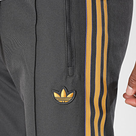 Adidas Originals - Pantalon Jogging A Bandes Manchester United FC Icon JN2815 Gris Anthracite