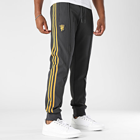 Adidas Originals - Pantalon Jogging A Bandes Manchester United FC Icon JN2815 Gris Anthracite