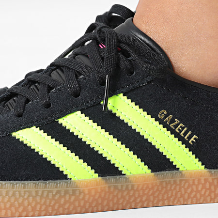 Adidas Originals - Baskets Femme Gazelle J JQ5994 Core Black Signal Green Shock Pink