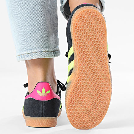 Adidas Originals - Baskets Femme Gazelle J JQ5994 Core Black Signal Green Shock Pink