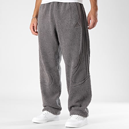 Adidas Sportswear - Pantalon Jogging Sherpa A Bandes Borg KR7613 Gris Anthracite
