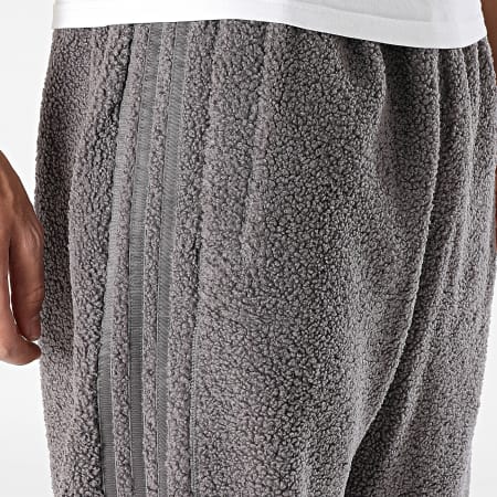 Adidas Sportswear - Pantalon Jogging Sherpa A Bandes Borg KR7613 Gris Anthracite