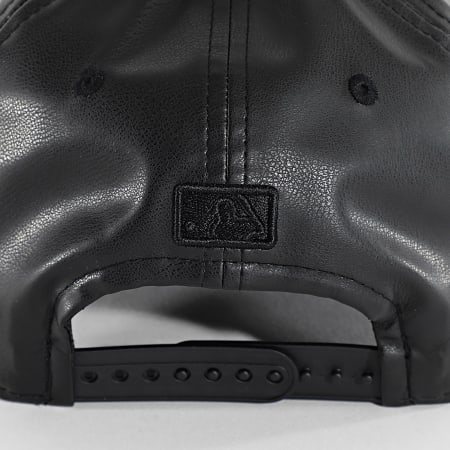 New Era - Gorro Simili Cuero 9Forty M-Crown LA 60759035 Negro