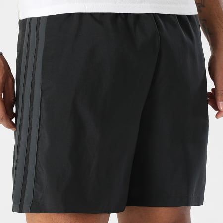 Adidas Sportswear - Short Jogging A Bandes 3 Stripes Chelsea KT0552 Noir Gris Anthracite