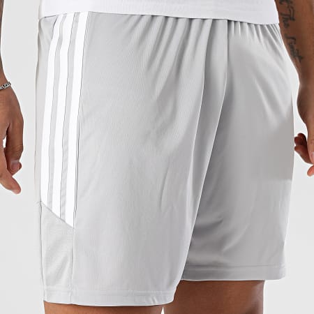 Adidas Sportswear - Short Jogging A Bandes Tiro 26 KA8781 Gris Blanc