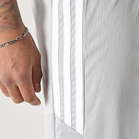 Adidas Sportswear - Short Jogging A Bandes Tiro 26 KA8781 Gris Blanc