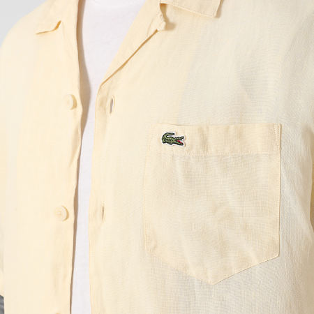 Lacoste - Camisa Manga Corta Lino Relaxed Fit Logo Bordado Cocodrilo Amarillo Claro