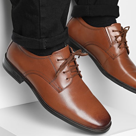 Clarks - Chaussures Howard Walk Tan Leather
