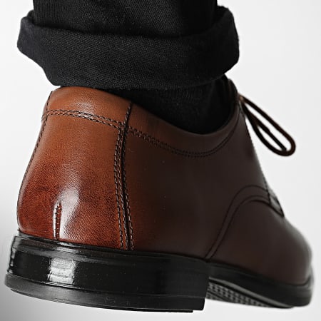Clarks - Chaussures Howard Walk Tan Leather