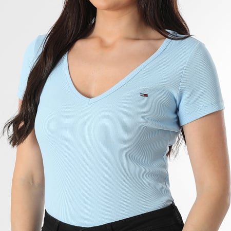 Tommy Jeans - Tee Shirt Col V Femme Slim Essential Rib 7385 Bleu Clair