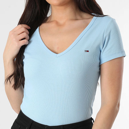 Tommy Jeans - Tee Shirt Col V Femme Slim Essential Rib 7385 Bleu Clair