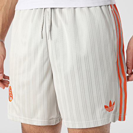 Adidas Originals - Short Jogging A Bandes FC Bayern Munich JZ2734 Beige Orange