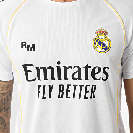 Mbappé signe déjà un maillot du Real Madrid - BeSoccer