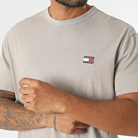 Tommy Jeans - Camiseta Regular Badge 0322 Gris Claro