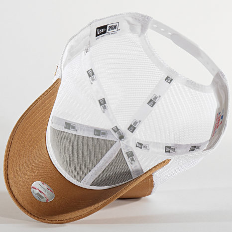 New Era - Casquette Trucker Essential Embroidered 940 NY New York Yankees 12500201 Camel Blanc