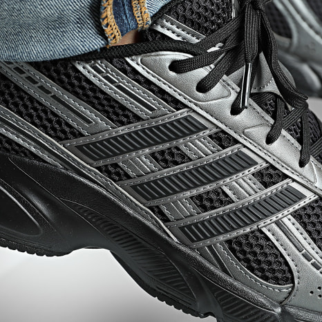 Adidas Sportswear - Baskets Technochaos 2000 JR7229 Core Black Iron Metallic