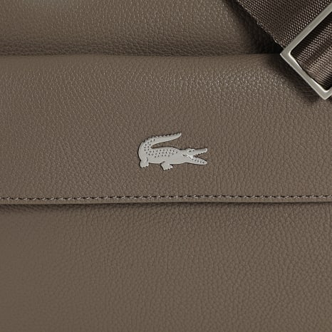 Lacoste - Bandolera Imitación Cuero Logo Cocodrilo Metal Marrón
