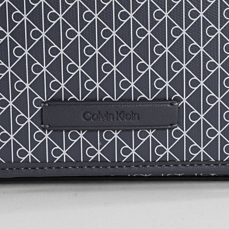 Calvin Klein - Sacoche Emblem AOP D3396 Gris Anthracite Blanc